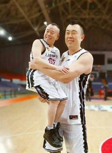 最萌身高差!<a href='/detail_83873.html' target='_blank' title='韩德君'><b>韩德君</b></a>抱潘长江与哈德森同录辽视春晚