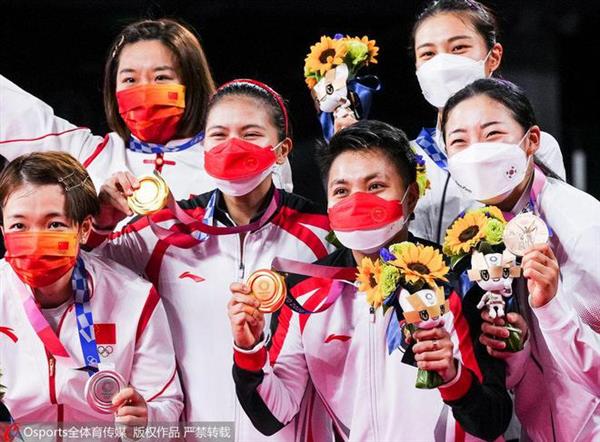 印尼羽球奥运冠军波莉退役 凡尘黄鸭出席仪式送祝福