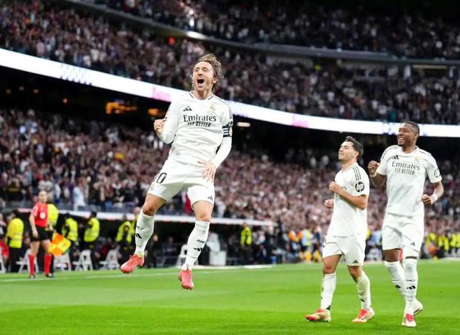 2-0！4-0！皇马止颓紧追巴萨，利物浦10年魔咒终结，拜仁十连胜