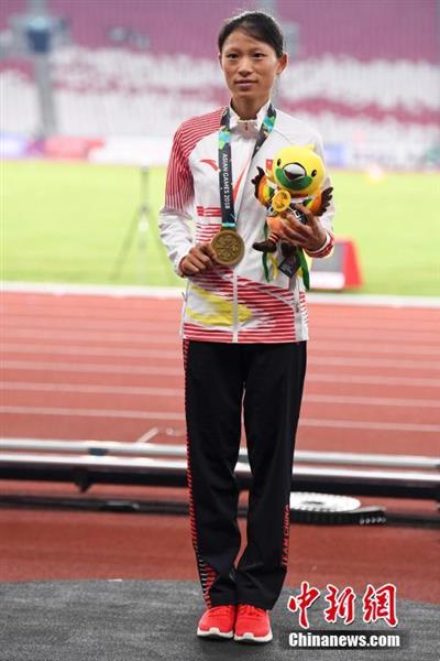 材料图：2018年8月25日，雅加达亚运会田径女子10000米决赛完毕。中国选手张德顺以32分12秒78的成果取得第三名，并打破了个人最好成果。图为张德顺登上领奖台。中新社记者 杨华峰 摄