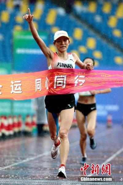 9月26日，第十四届全运会田径项目女子马拉松决赛在西安举办。云南队张德顺以2小时32分31秒的成果夺冠。 中新社记者 张远 摄